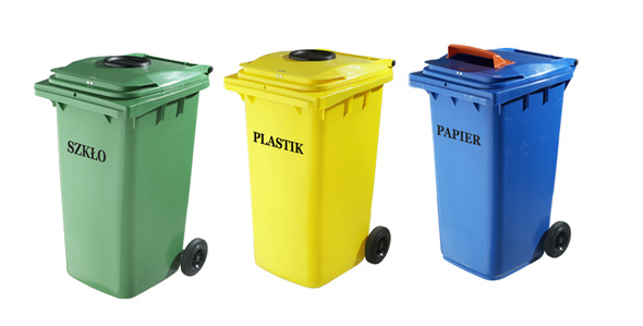 Trzy kosze do segregacji odpadów