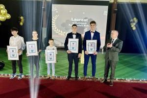 Burmistrz wspólnie z laureatami pozują do zdjęcia