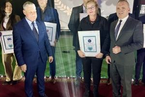 Burmistrz oraz Radny Miejski wspólnie z laureatami pozują do zdjęcia (4)