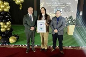 Burmistrz oraz Radny Miejski wspólnie z laureatką pozuje do zdjęcia