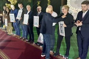 Laureat senior składa gratulacje innym laureatom