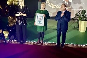 Przewodniczący Rady Miejskiej oraz Skarbnik wspólnie z laureatką pozują do zdjęcia