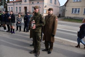 Oficerowie WP składają kwiaty przed tablicą upamiatnijącą kaźń żołnierzy wyklętych