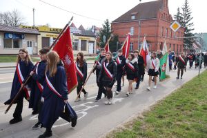 Poczty sztandarowe maszerują po ścieżce rowerowej