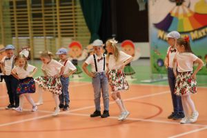 Grupa tancerzy podczas tańca (7)