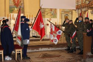 Poczty sztandarowe stoją w kościele (5)