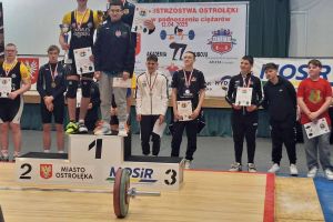 Zawodnicy stoją na podium (3)