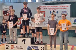 Zawodnicy stoją na podium (4)