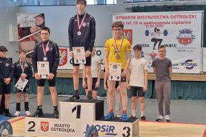 Zawodnicy stoją na podium (5)
