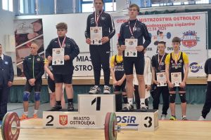 Zawodnicy stoją na podium