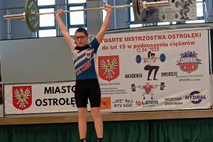 Uczestnik konkursu wykonuje próbę (2)