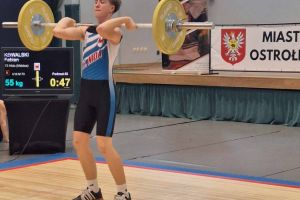 Uczestnik konkursu wykonuje próbę (3)