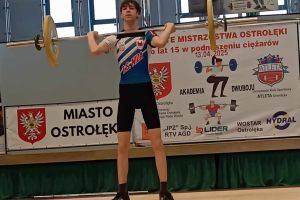 Uczestnik konkursu wykonuje próbę (4)