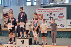 Zawodnicy stoją na podium (2)