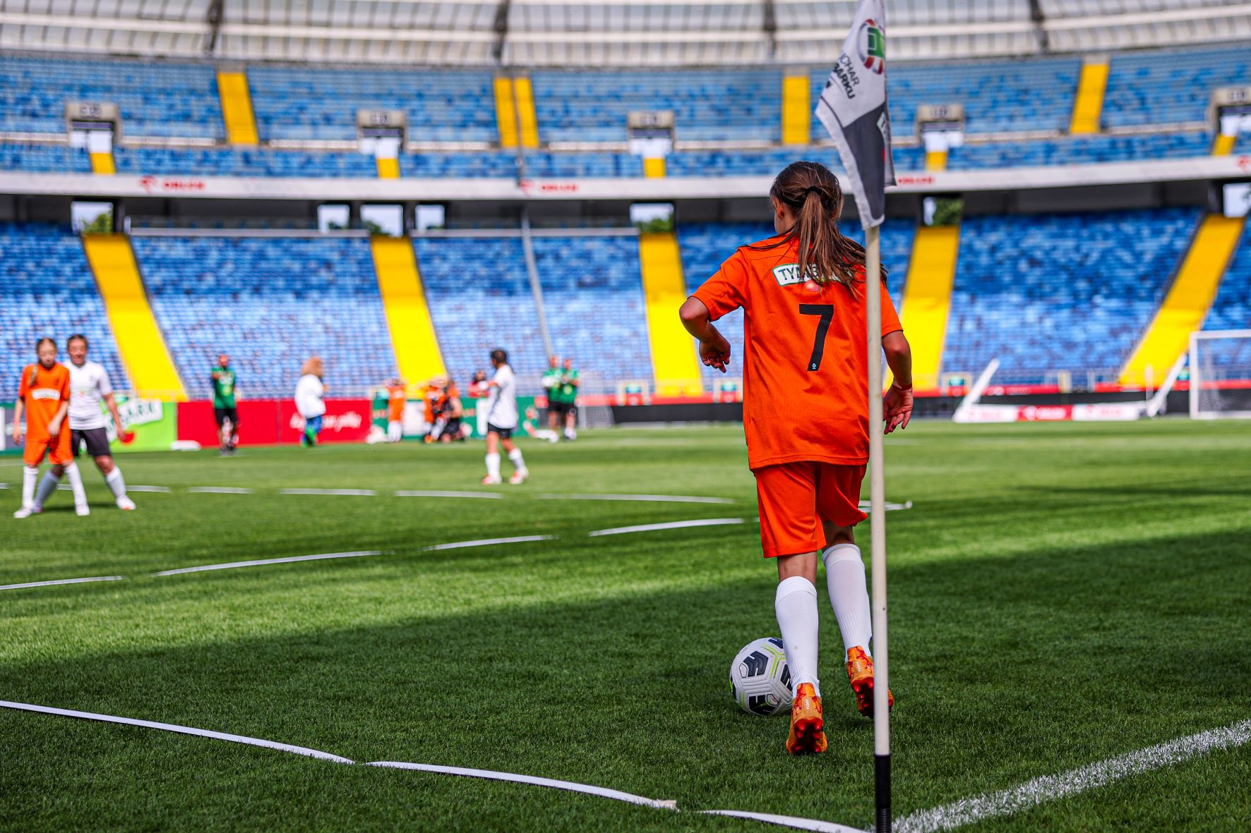 Dziecko na boisku Tymbark